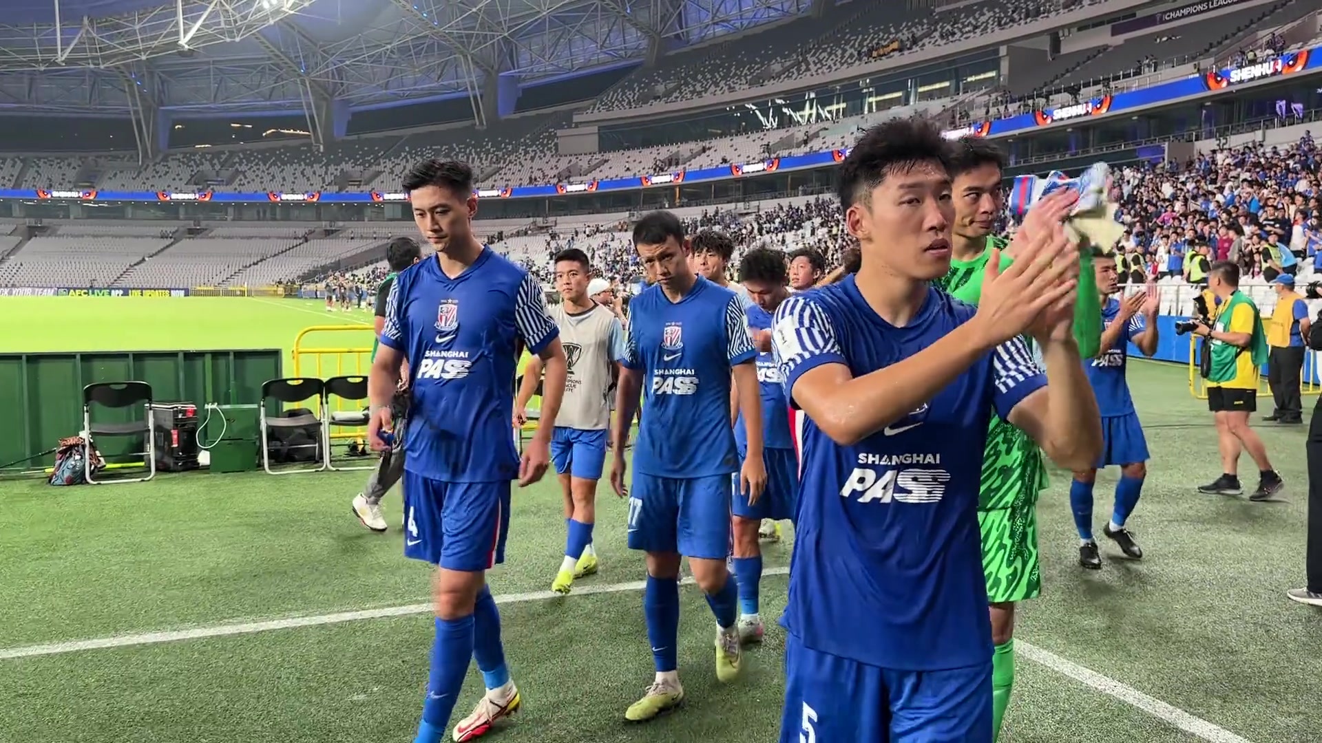 申花賽后謝場球迷為球隊送上鼓勵希望球隊打好最后四輪聯賽