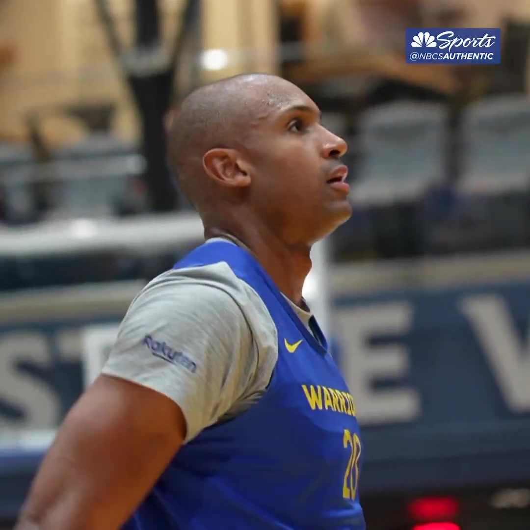 39歲了依舊賣力霍福德身披勇士訓(xùn)練服認(rèn)真進(jìn)行罰球訓(xùn)練