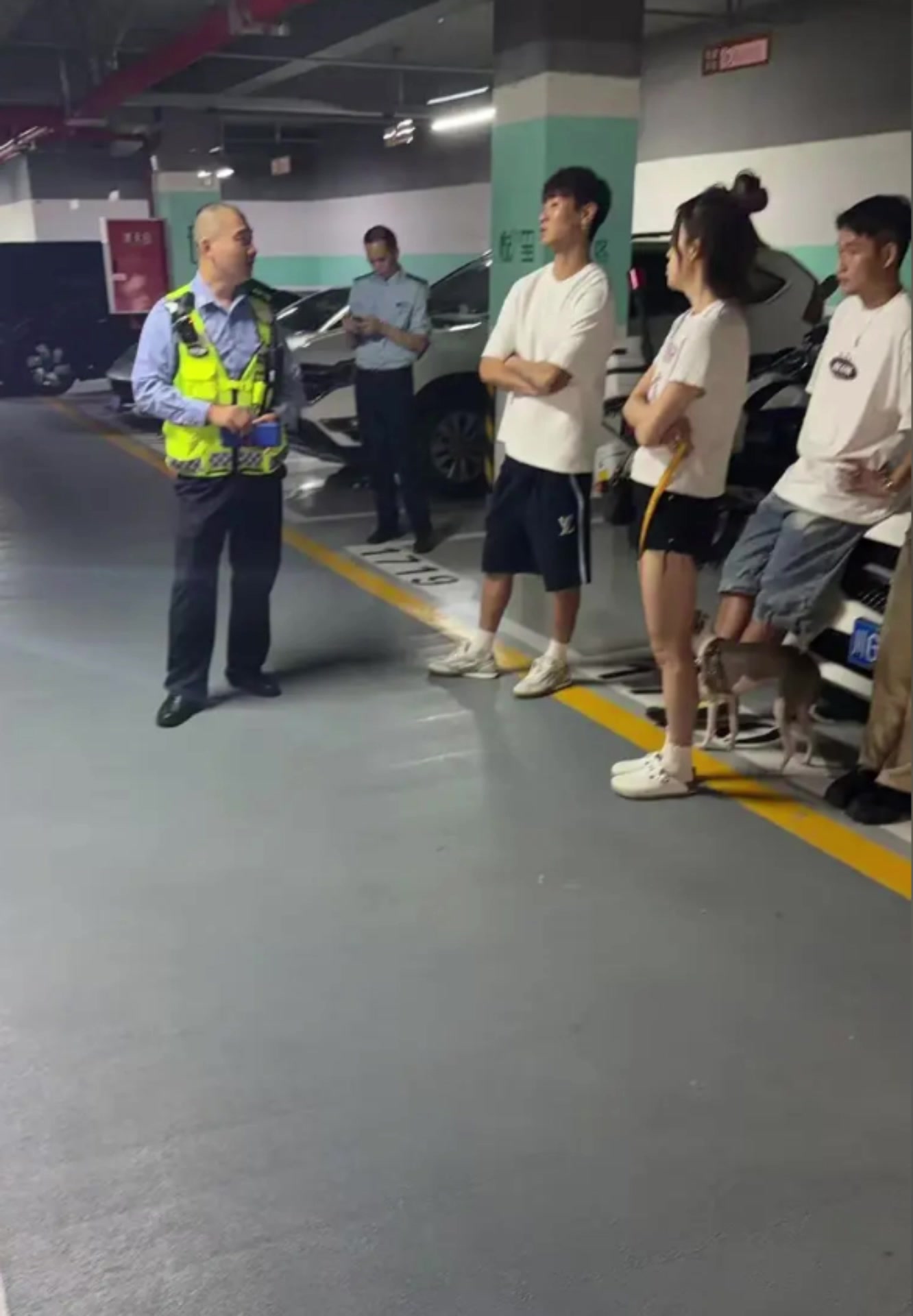 韋世豪的保時捷在車庫撞到了勞斯萊斯這是誰的責任啊