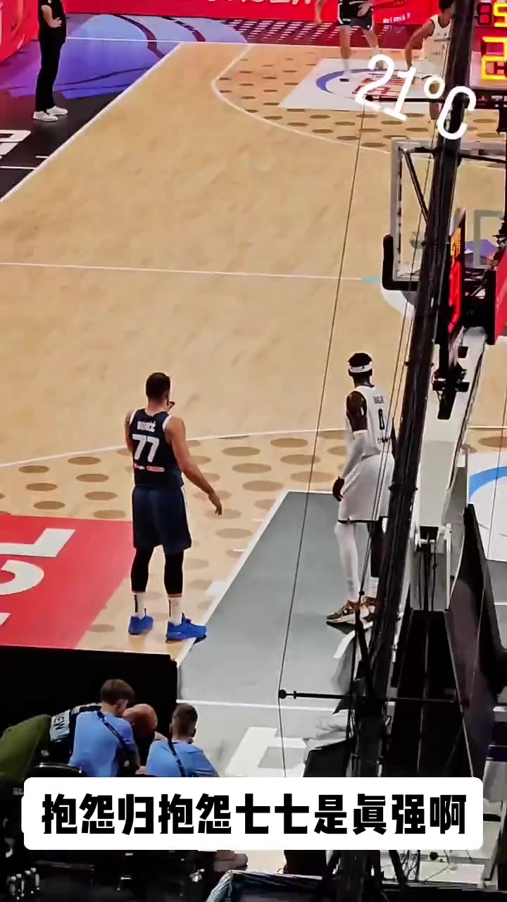 現(xiàn)場網(wǎng)友曬東契奇攤手不滿判罰抱怨歸抱怨 77是真強