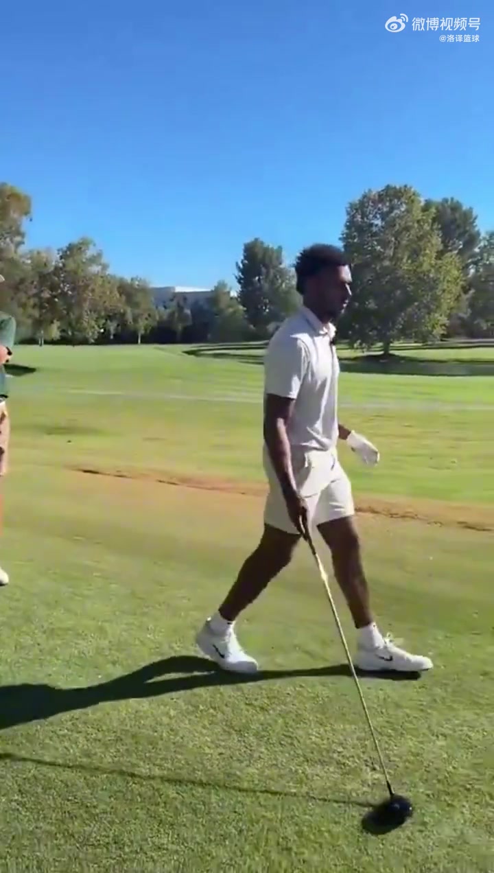 布朗尼休賽期在苦練高爾夫啊好像打得比爸爸詹姆斯更好