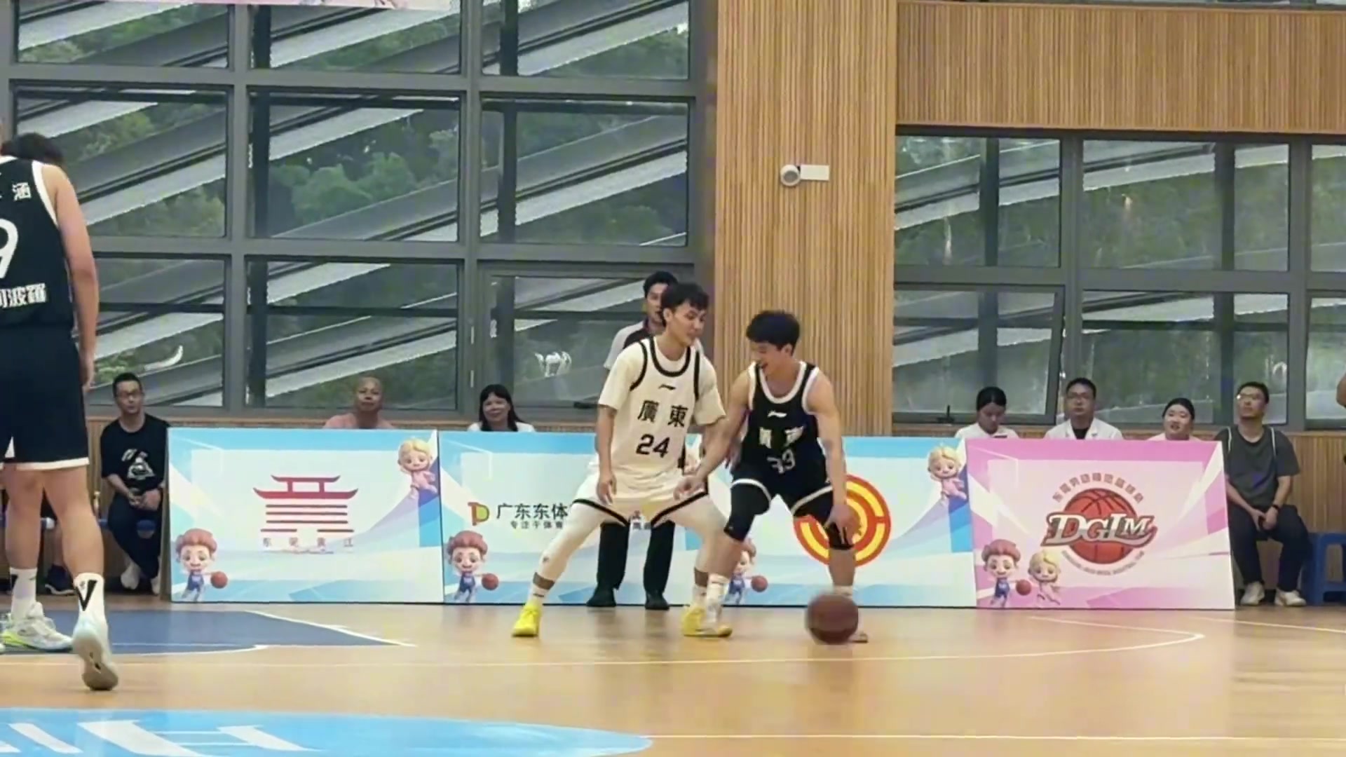 后衛(wèi)背打中鋒楊溢坐打徐杰吃到大帽