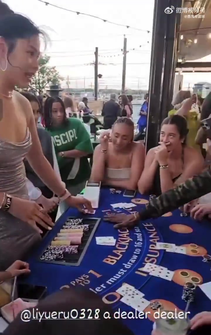 小寶發(fā)牌又颯又美李月汝跟隊(duì)友玩21點(diǎn)佩奇說(shuō)被她贏光了