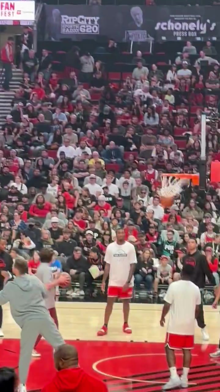 灑灑水啦楊瀚森在球迷日三分訓(xùn)練穩(wěn)穩(wěn)命中