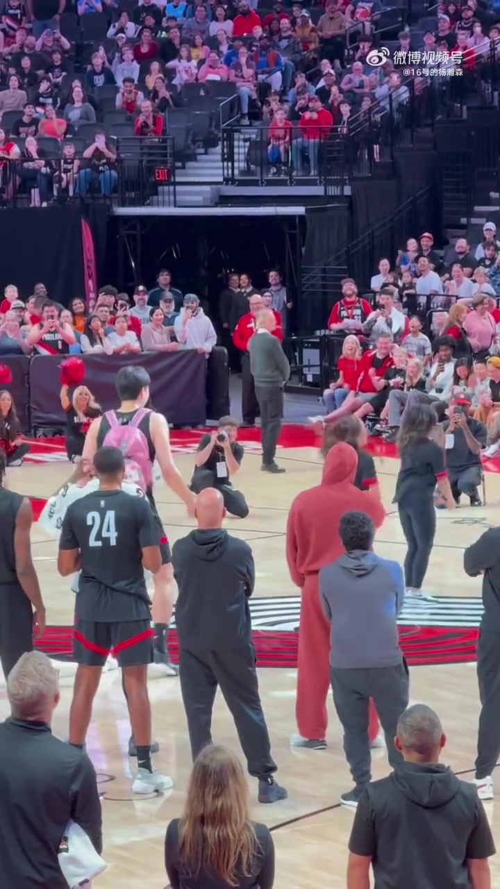 太老實(shí)了楊瀚森全神貫注盯著啦啦隊(duì)的動(dòng)作并認(rèn)真模仿跳了起來