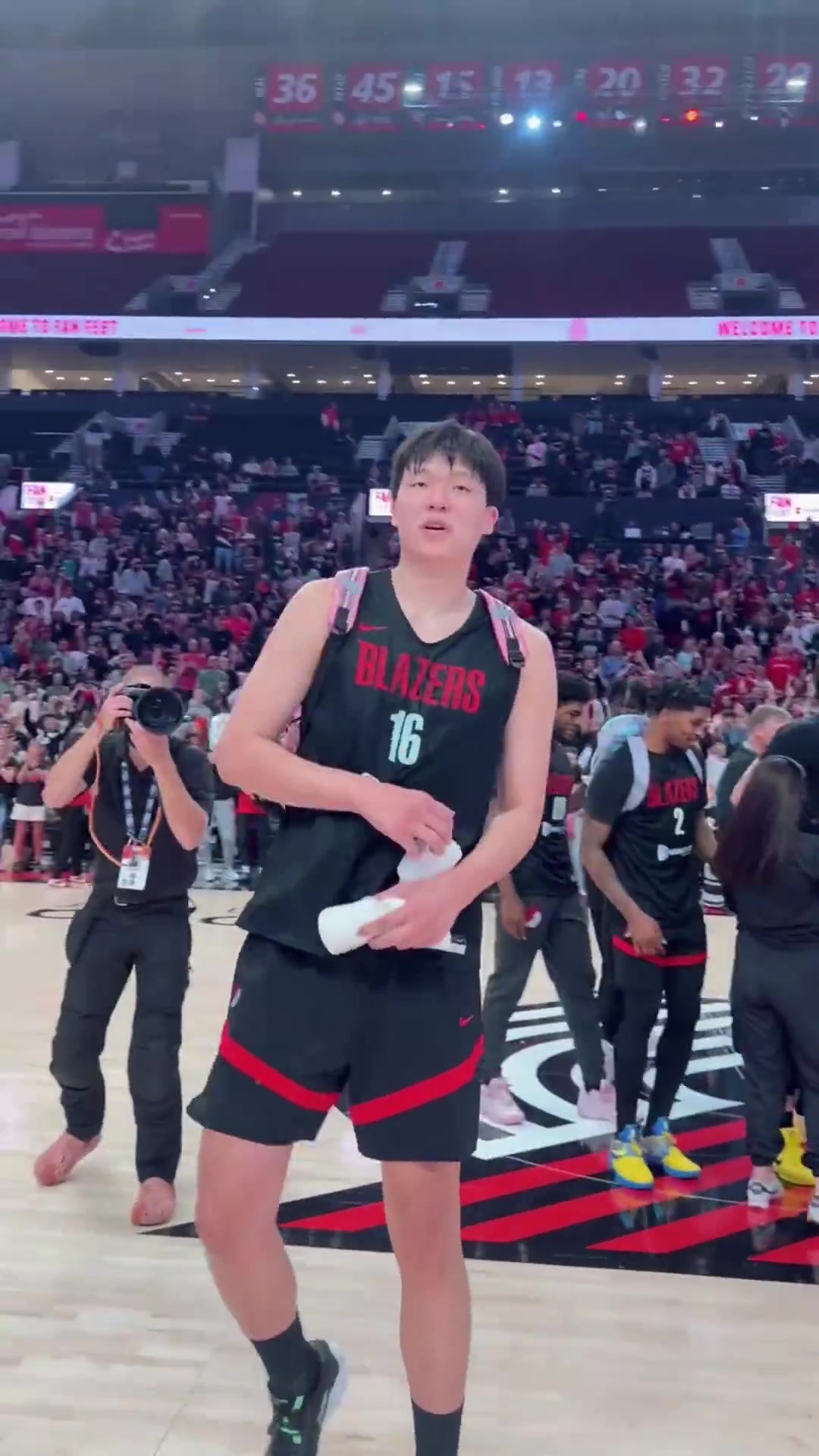 這一幕還挺可愛楊瀚森背著仙女書包把手里禮物給了兩位小朋友