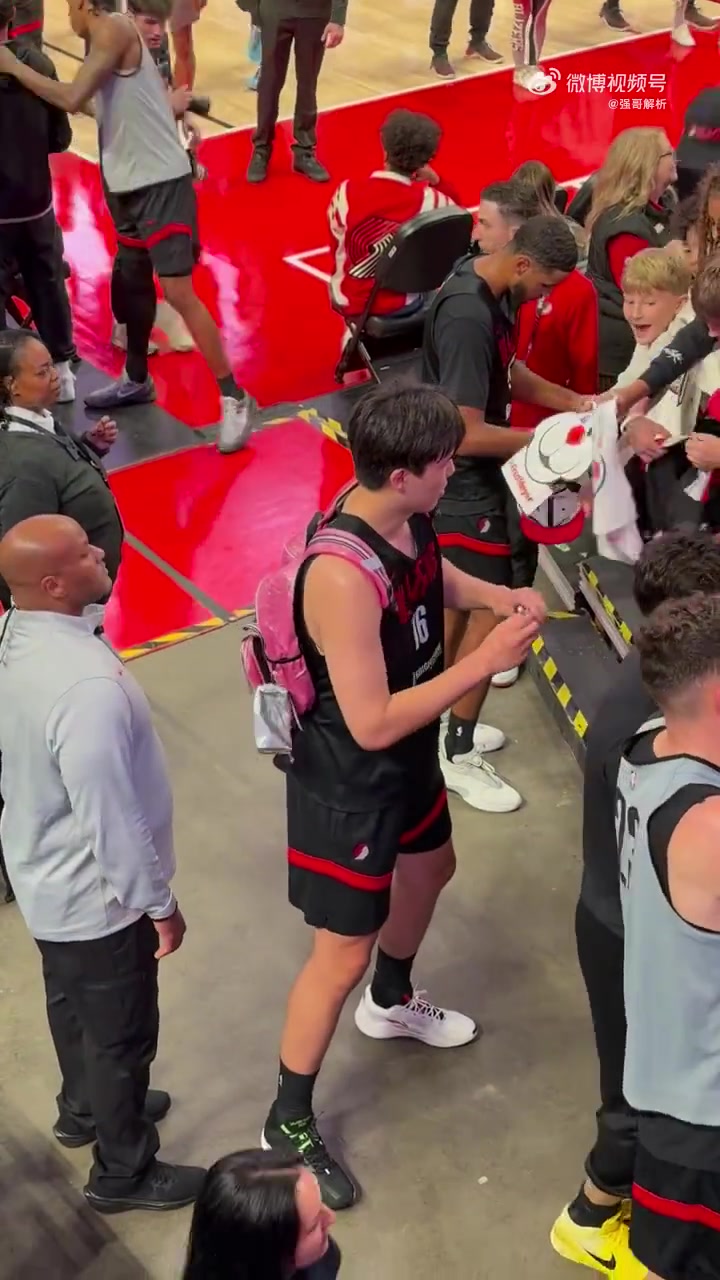 楊翰森這個(gè)簽名手速得練練了 簽這么認(rèn)真你是真簽不完