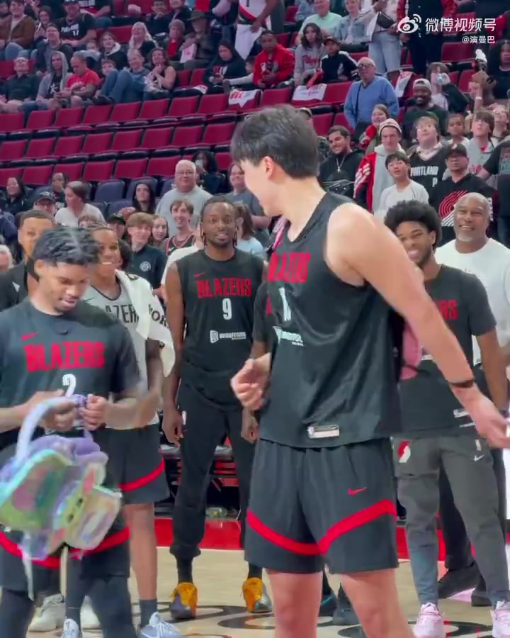 太可愛了開拓者球迷嘉年華楊瀚森背書包學(xué)跳舞