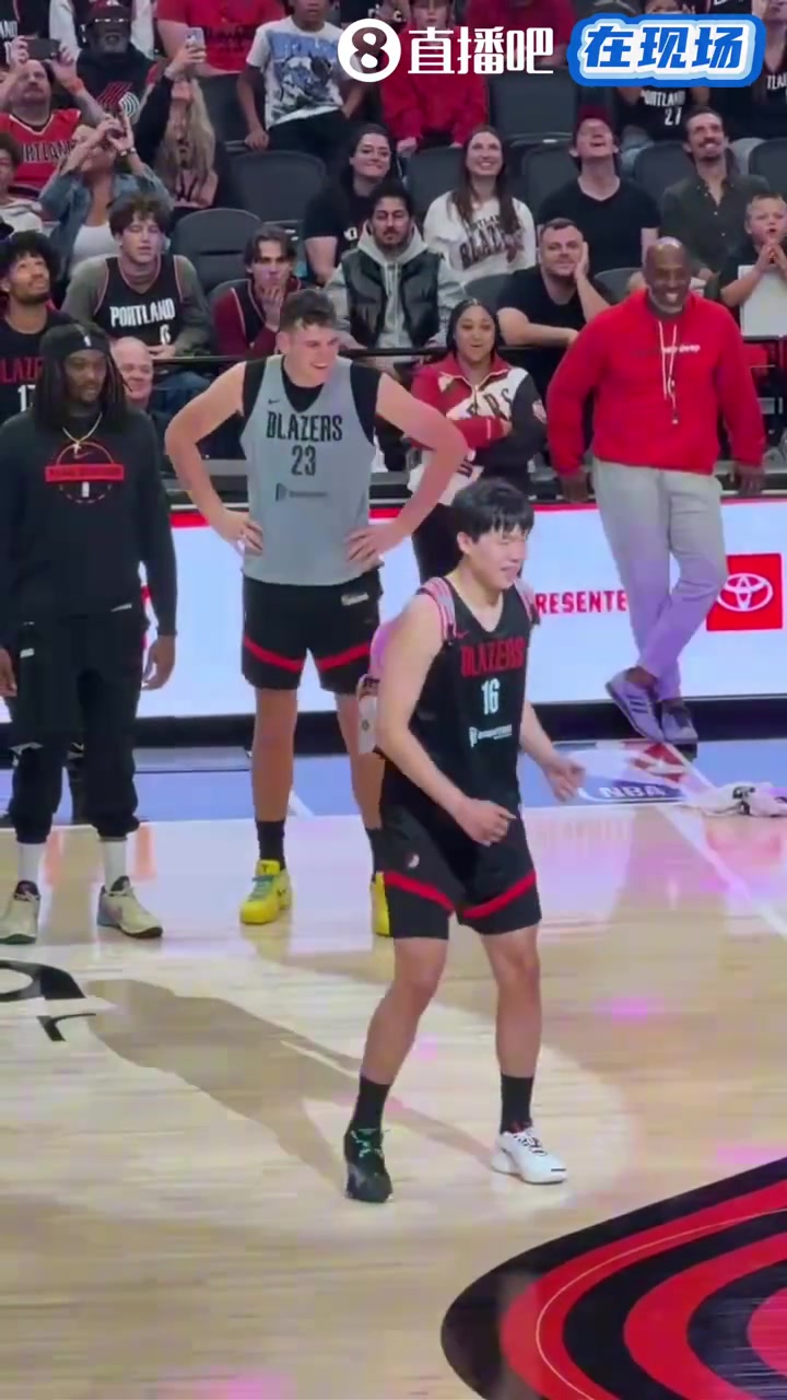 菜鳥待遇楊瀚森背著粉色小書包跟著啦啦隊(duì)熱舞隊(duì)友都捂著嘴笑