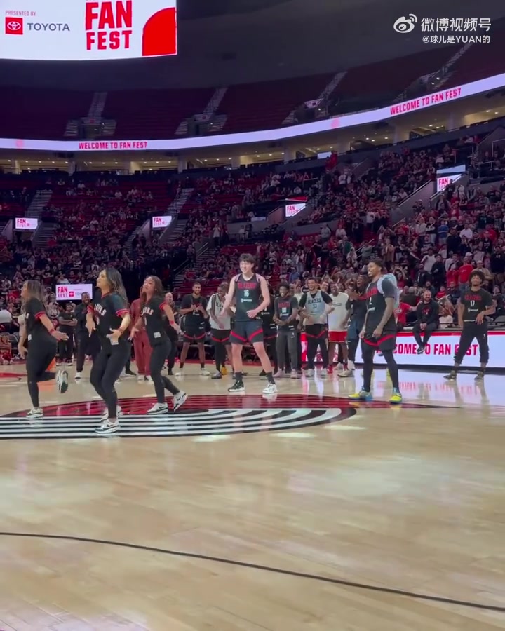 有種老實(shí)人豁出去的感覺楊瀚森終究還是沒逃過背粉色小書包跳舞