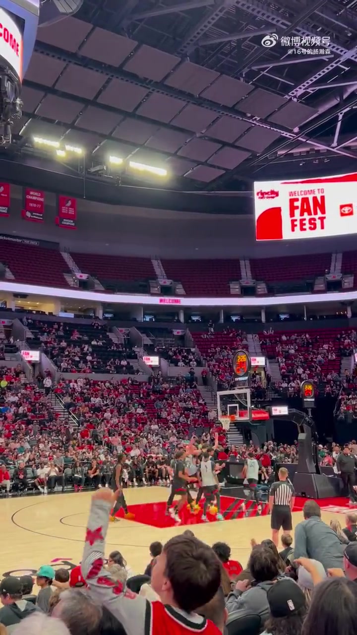 啊這楊瀚森籃下卡位遭到克林根肘擊倒地后緩緩起身