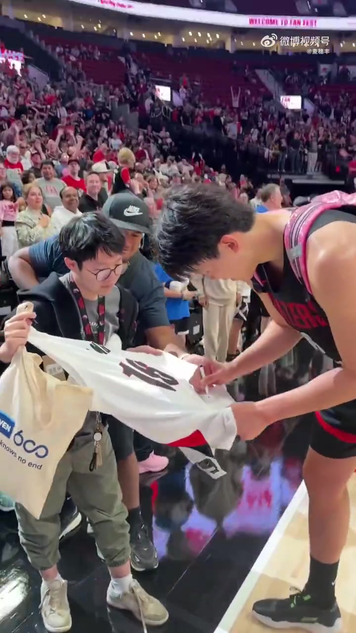 笑死開(kāi)拓者球迷日上楊瀚森背著粉紅色小書包給球迷簽名