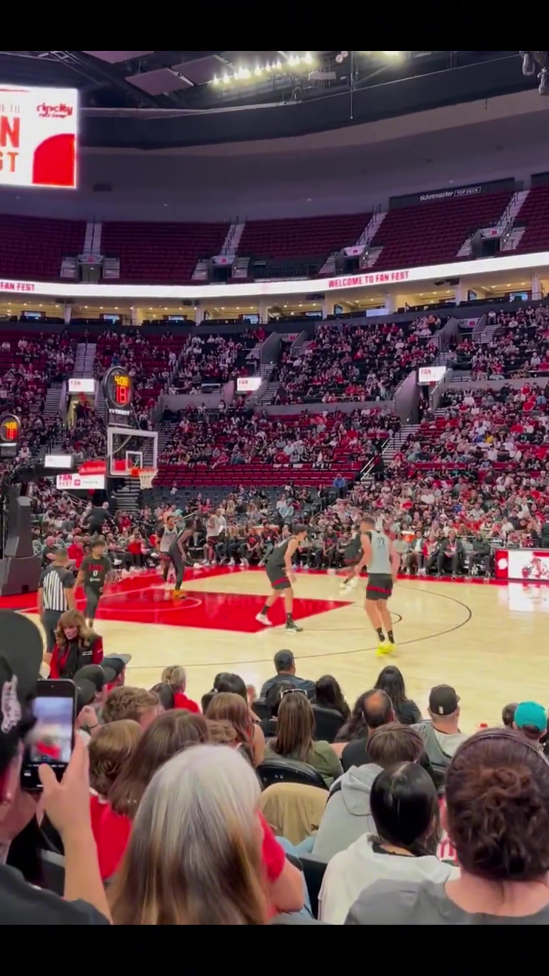 一柱擎天楊瀚森籃下對(duì)克林根送上大帽隨后過(guò)來(lái)又策應(yīng)助攻隊(duì)友得分