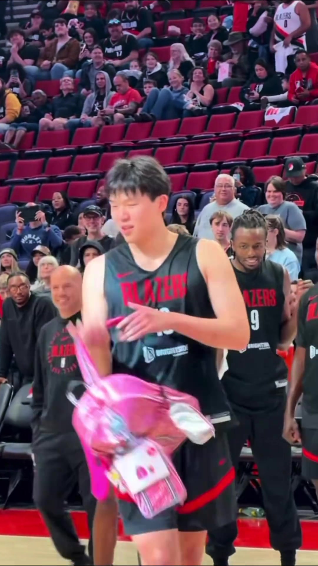 楊瀚森自發(fā)訓練賽花絮片段配文Nice