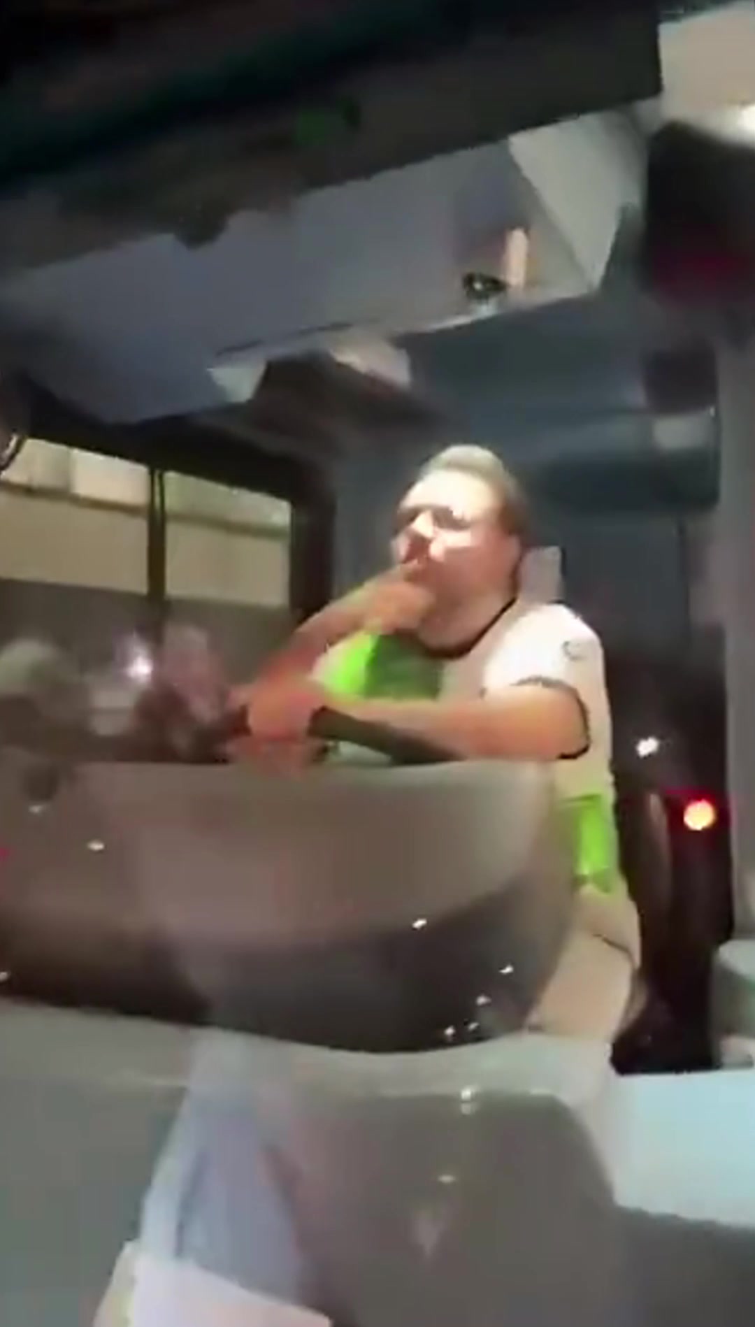 真不怕被創(chuàng)啊切爾西球迷撞見穿利物浦球衣的公交司機(jī)