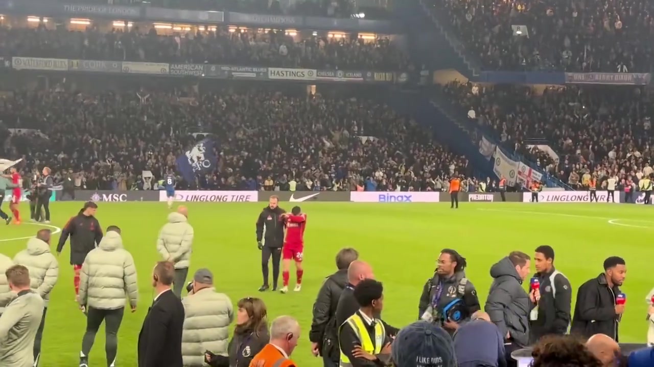 拼盡全力賽后羅伯遜在工作人員攙扶下一瘸一拐的離場(chǎng)