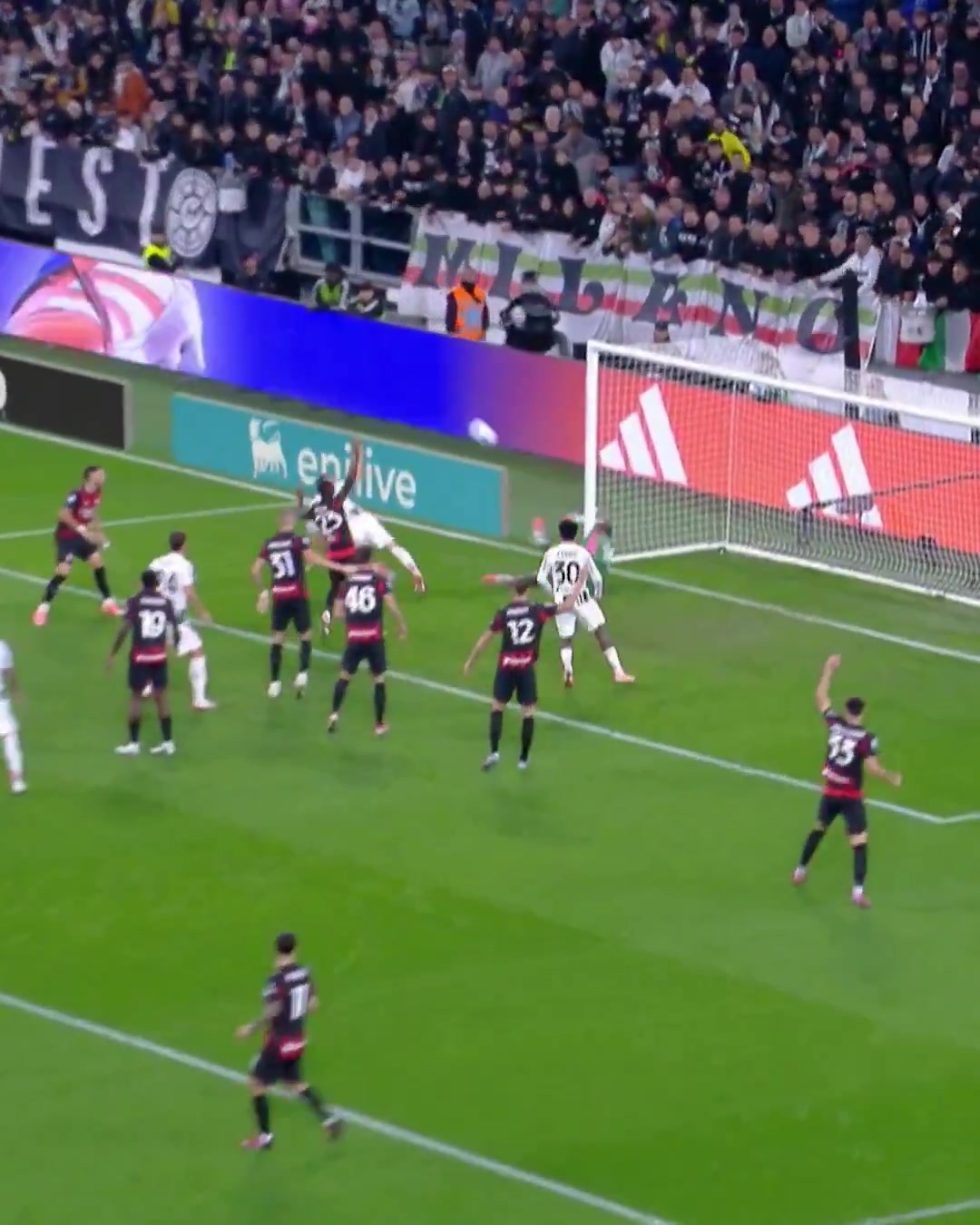 再回顧邁尼昂撲出了尤文近在咫尺的射門