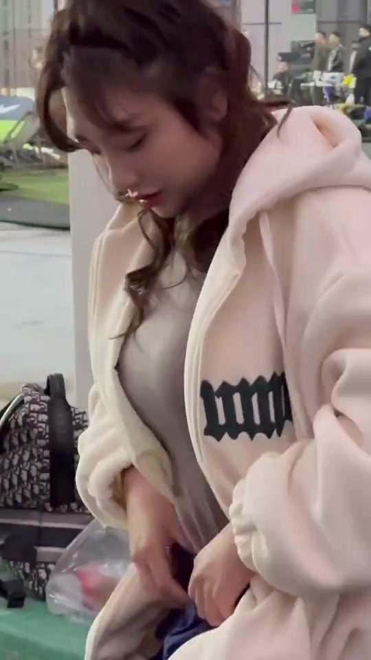 和1米75的豐滿美女小姐姐一起打球男生們看上去都很開心