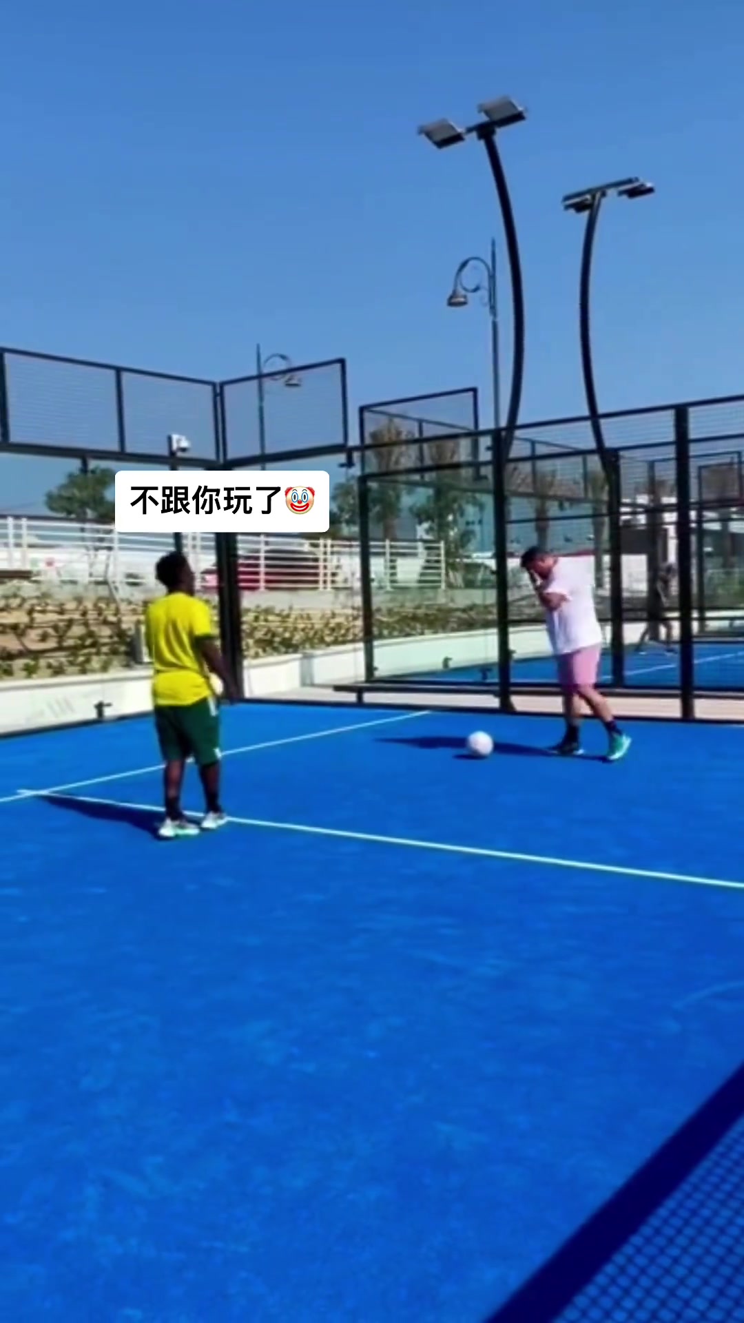 全身都是假動(dòng)作網(wǎng)友打趣這個(gè)胖子到底會(huì)踢球嗎