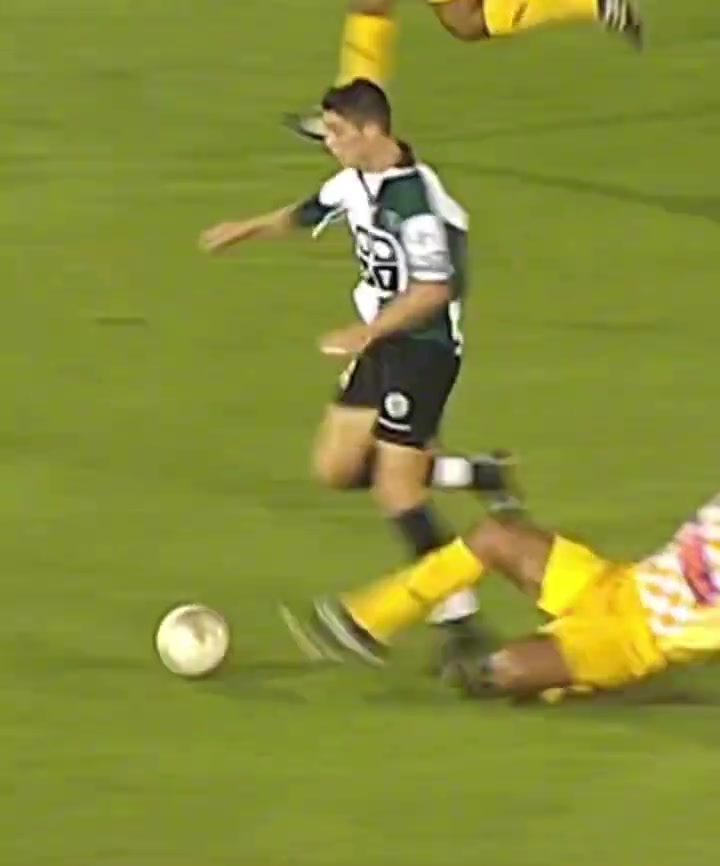 2002年的這一天C羅在葡萄牙體育打進了他的第一個職業(yè)進球