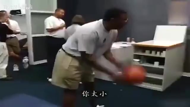 新秀姚明在火箭更衣室被調(diào)侃現(xiàn)在在美國(guó)我們都開下流玩笑