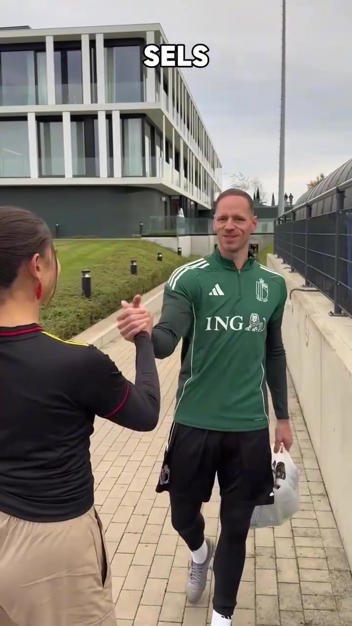 德布勞內(nèi)繃不住了網(wǎng)紅和比利時(shí)球員的擊掌挑戰(zhàn)