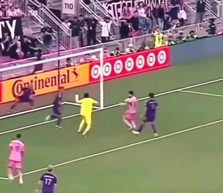 梅西之所以是梅西因?yàn)樗怯眉夹g(shù)和腦子踢球