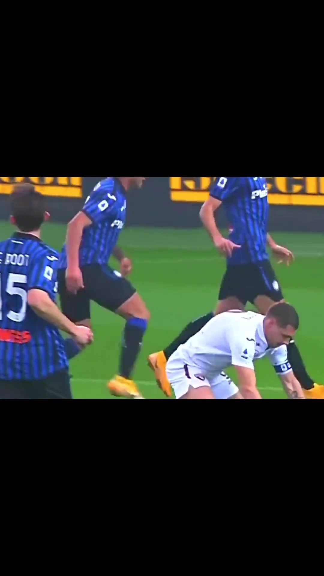 屬于足球的勝利名場(chǎng)面貝洛蒂把球還給對(duì)手示意沒(méi)犯規(guī)