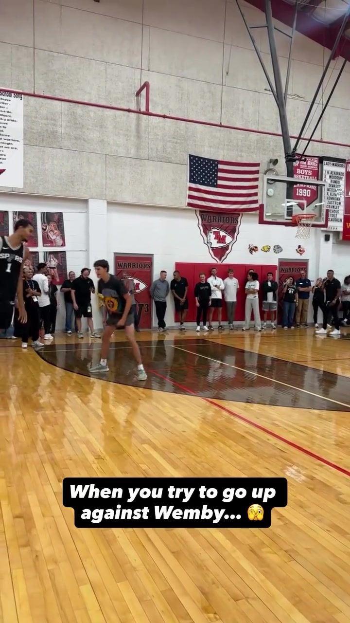 文班出席馬刺隊的社區(qū)互動與球迷交流 看的出來很快樂