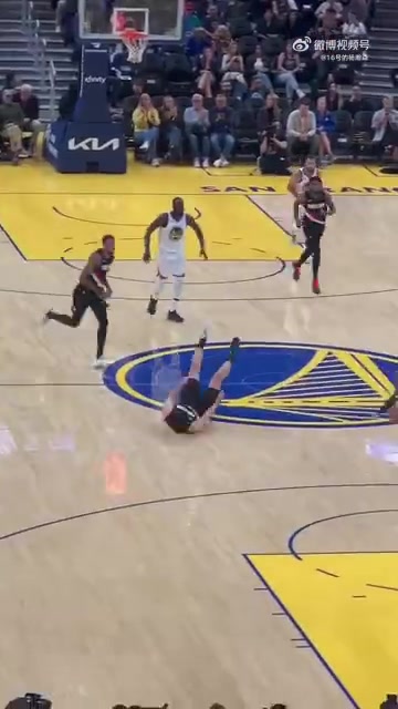 太緊張了楊瀚森想撲防追夢(mèng)的傳球結(jié)果不小心把自己給絆倒了