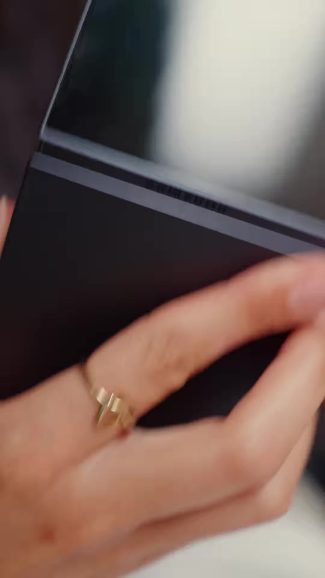 排面約克雷斯前女友為三星折疊屏手機(jī)打廣告