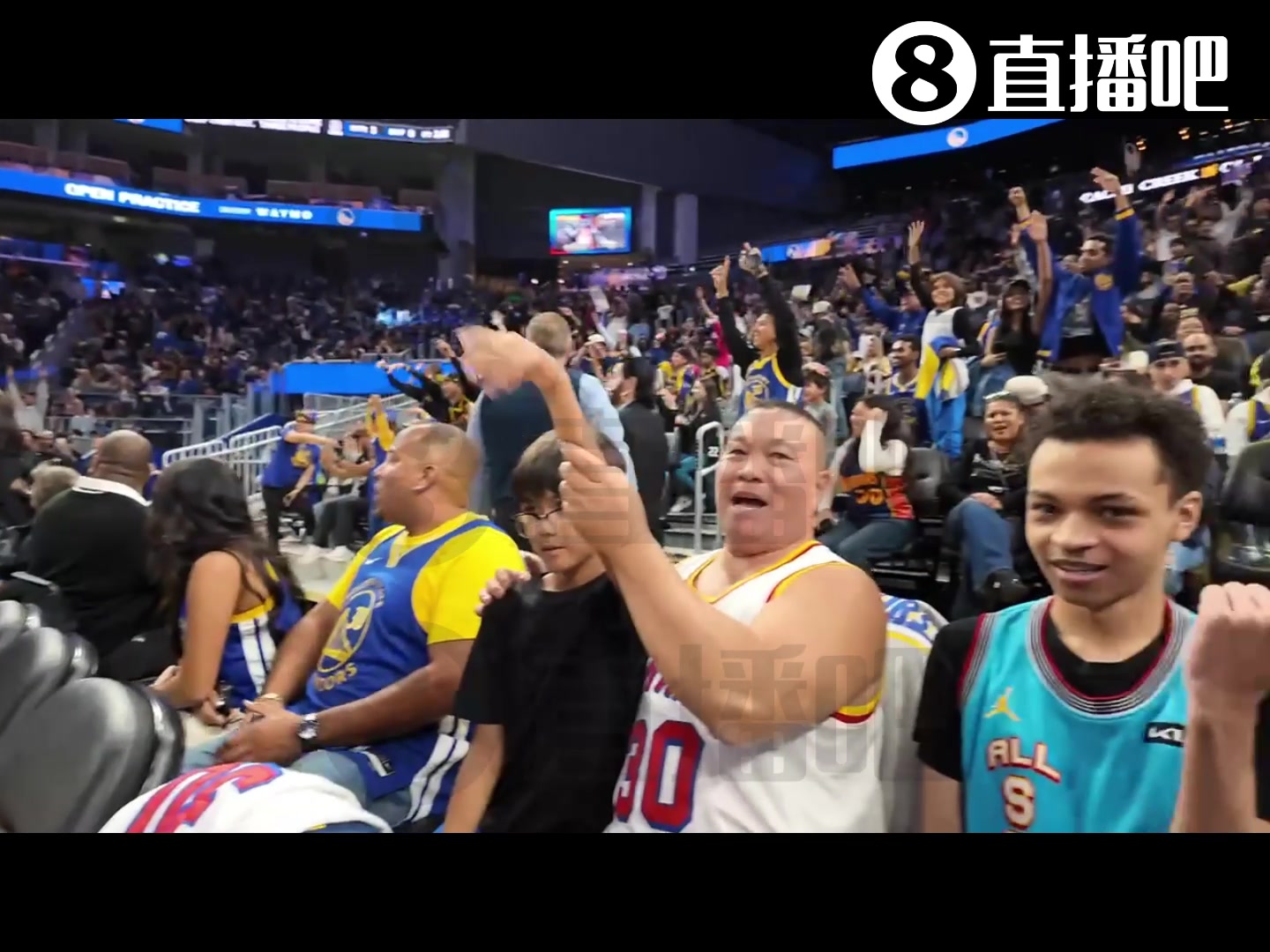 沒想到勇士公開訓(xùn)練課 竟然吸引了這么多勇蜜到現(xiàn)場(chǎng)觀看