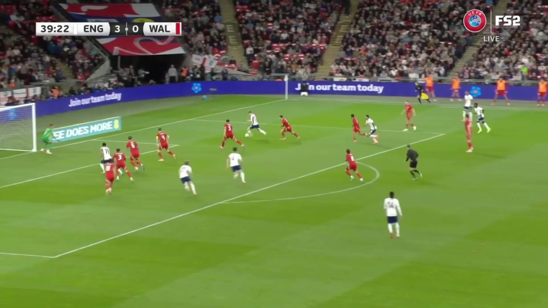 太痛了沃特金斯包抄空門(mén)沒(méi)有打進(jìn)大腿直接撞到立柱痛苦倒地