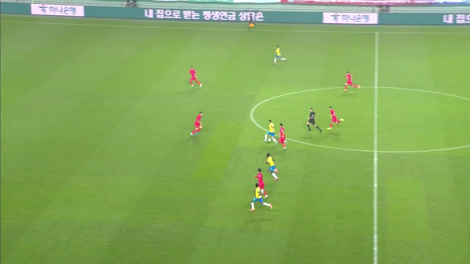 火氣大啊金玟哉兇狠鏟球帶倒庫(kù)尼亞染黃起身后非常不滿