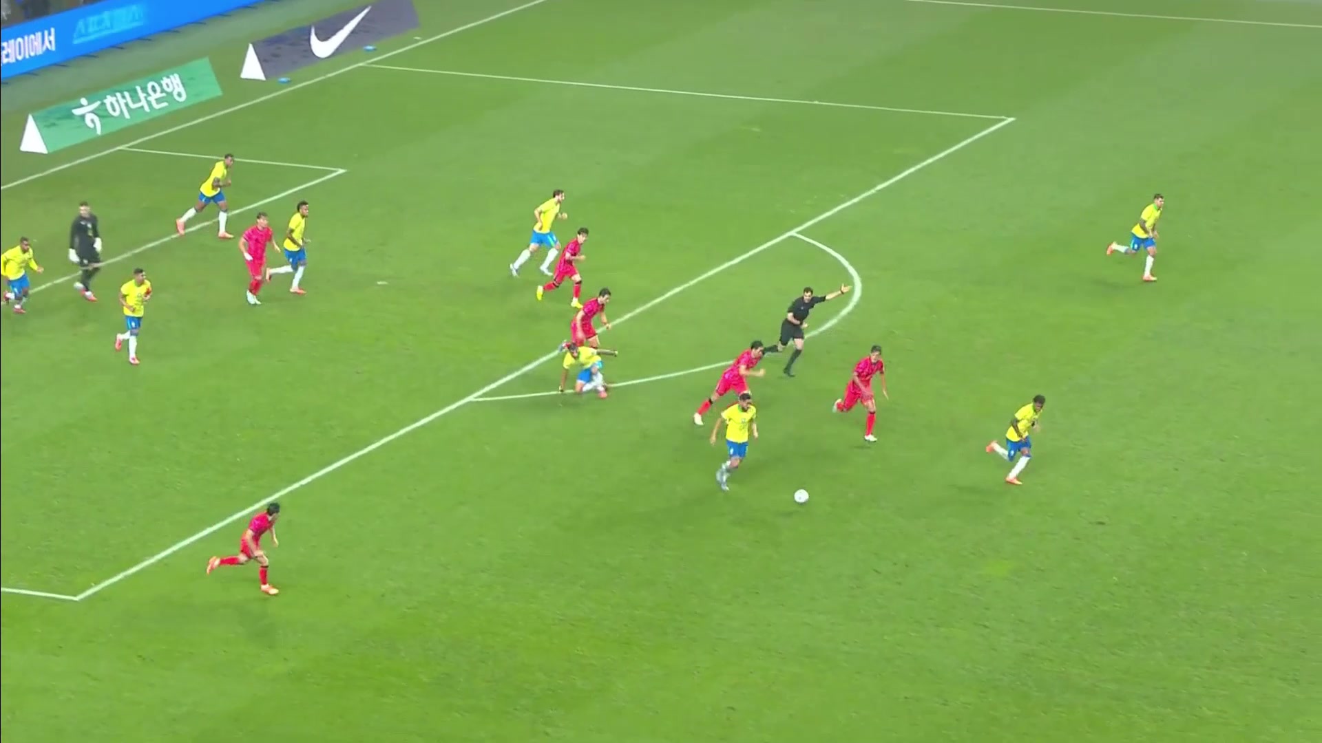 這反擊太犀利了韓國(guó)角球機(jī)會(huì)被巴西打反擊維尼修斯單刀破門