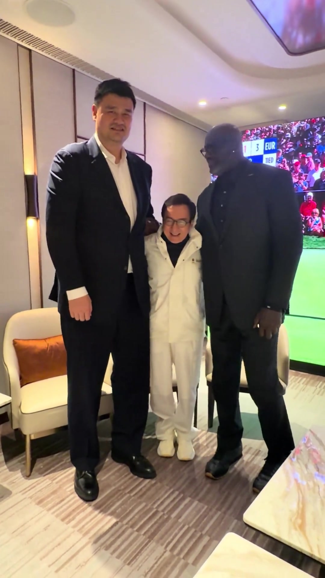 和姚明與成龍合影奧尼爾曬視頻一個(gè)時(shí)代的同框老友相見格外開心