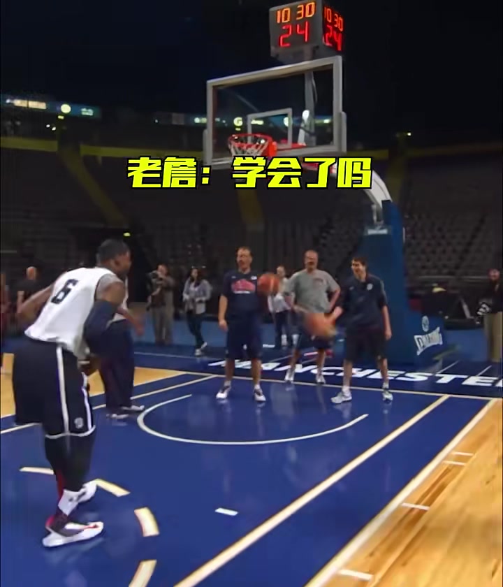 詹姆斯現(xiàn)場教學(xué)杜蘭特勾手投籃場面很歡樂
