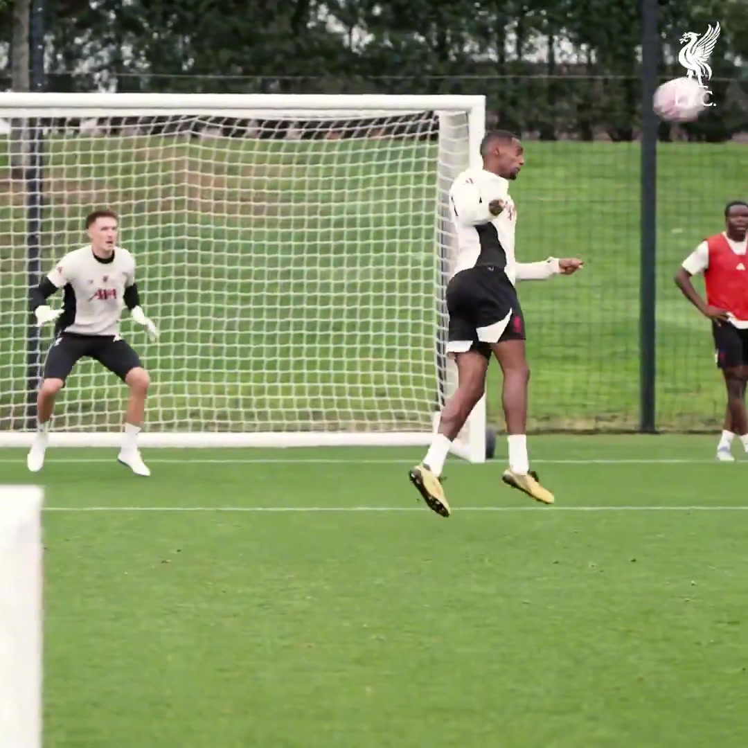 融入球隊(duì)利物浦官方曬伊薩克訓(xùn)練視頻終結(jié)能力很強(qiáng)啊