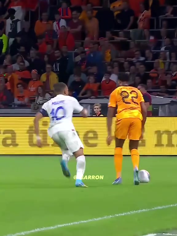 當超跑遭遇泥頭車網(wǎng)友姆巴佩在鄧弗里斯面前有理說不清