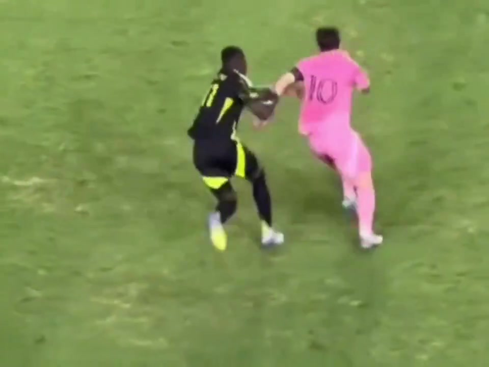 梅西不在乎你是否站在我身邊我一樣會(huì)過掉你