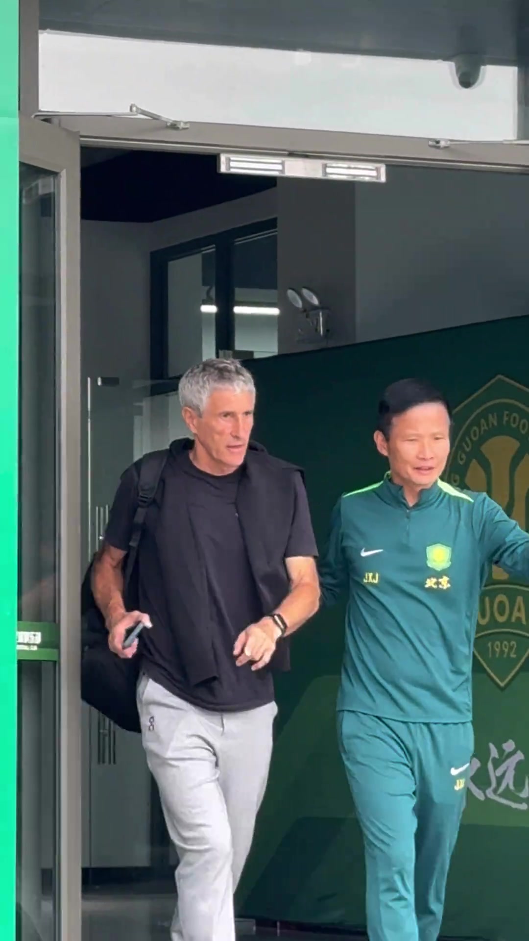 將心比心實(shí)拍塞蒂恩離開國(guó)安訓(xùn)練基地仍有不少球迷與其道別