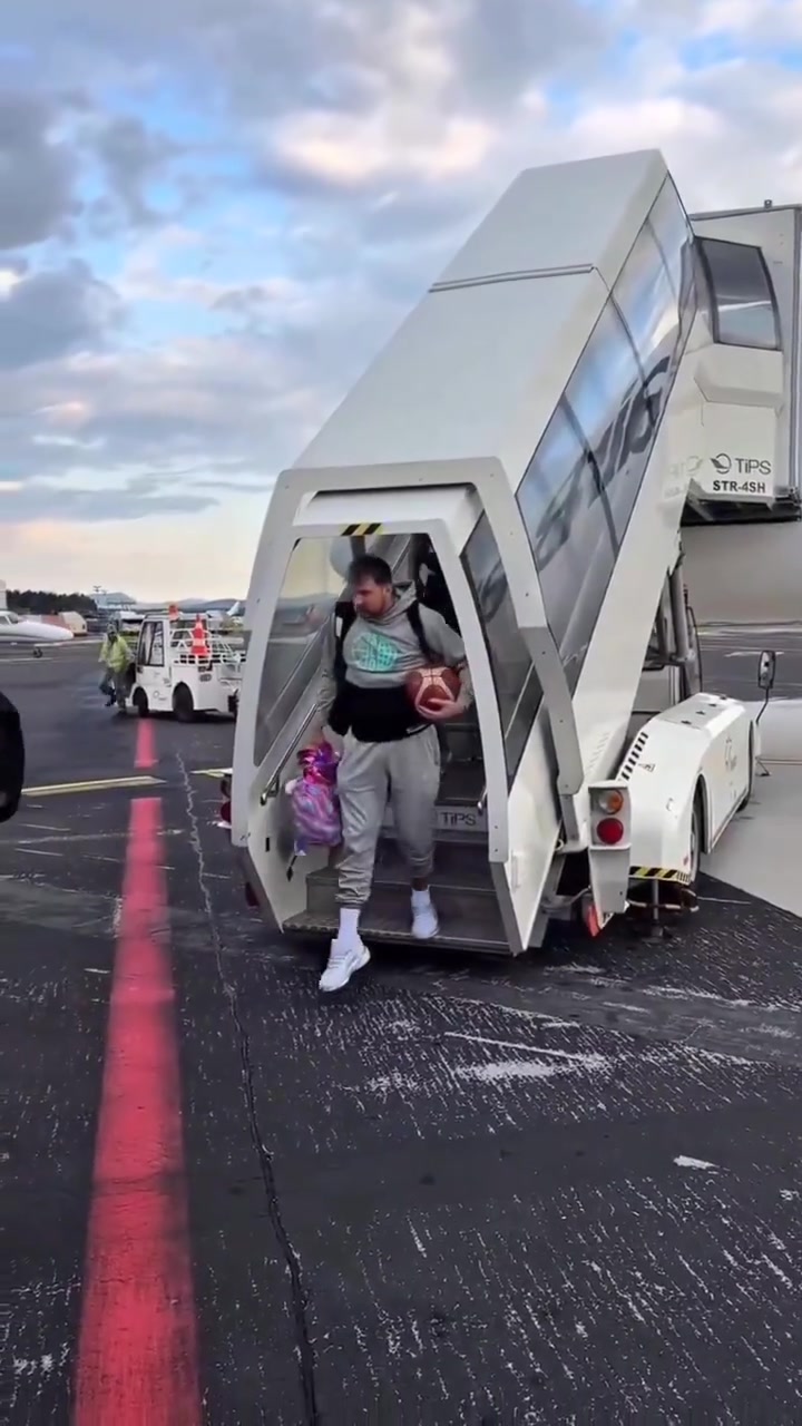 東契奇飛抵斯洛文尼亞抱球回國獲熱烈歡呼 機場為球迷簽名