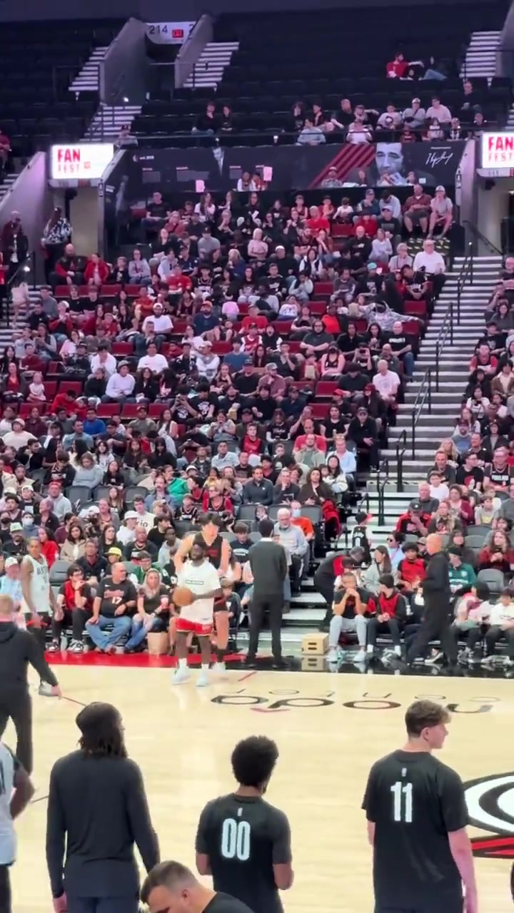 比賽中充分展現(xiàn)看楊瀚森訓(xùn)練中這記底角三分速率根本不慢