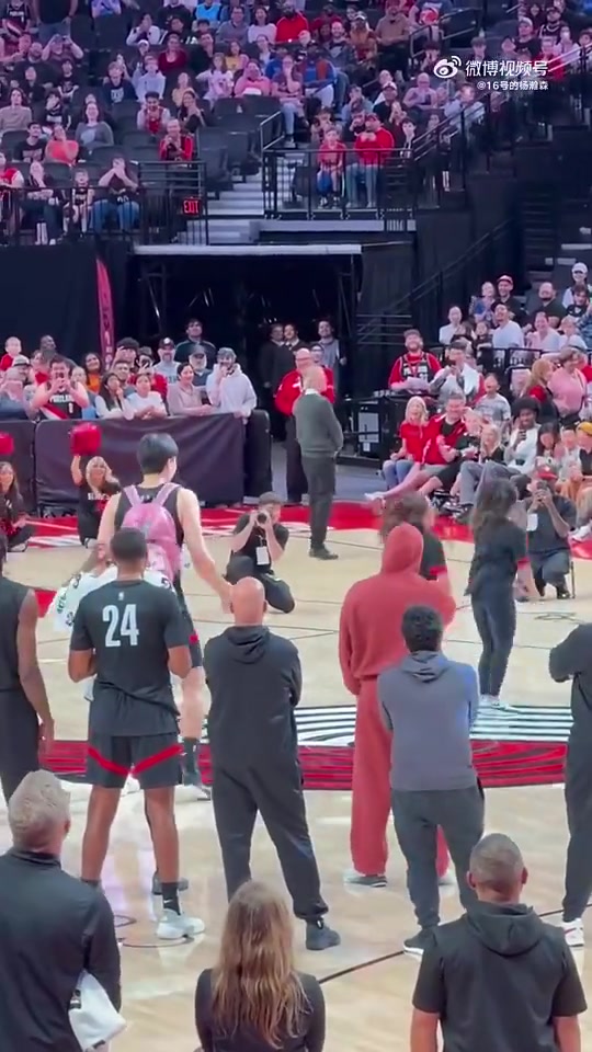 太老實(shí)了楊瀚森此前全神貫注盯著啦啦隊(duì)并認(rèn)真模仿跳了起來(lái)