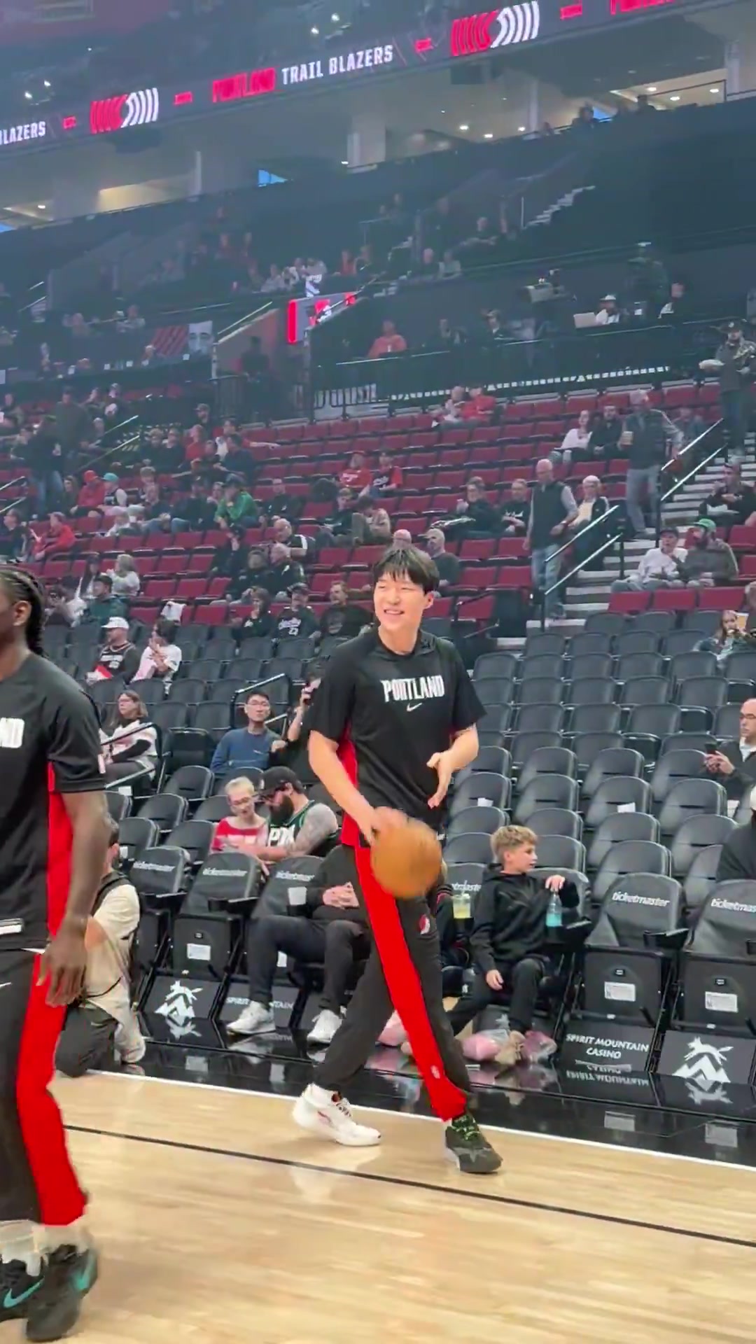 兩名場(chǎng)邊小球迷得到楊瀚森的回應(yīng)后笑得非常開(kāi)心