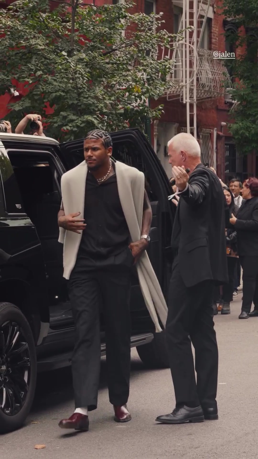 結果被拍到在街頭爭吵杰倫-格林與40歲女友本去參加時裝周