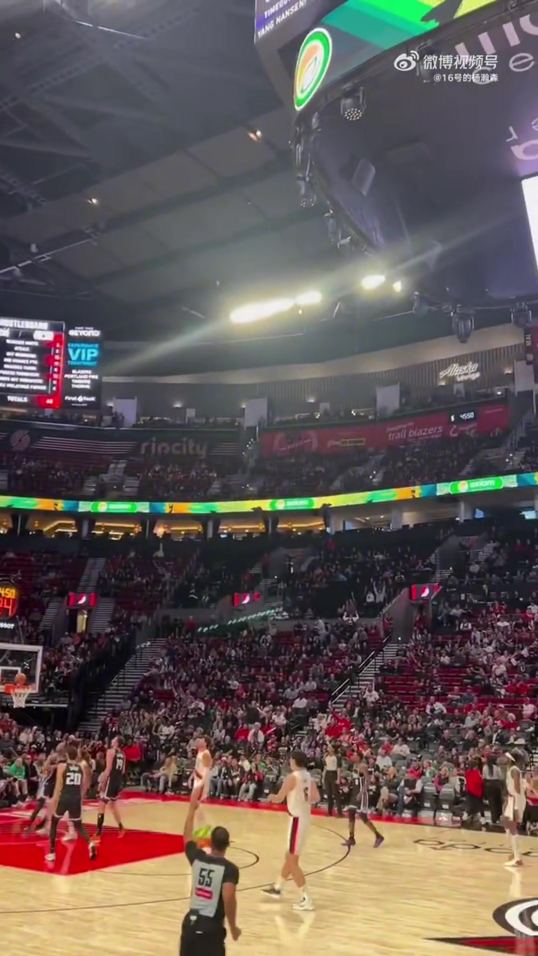 楊瀚森投進(jìn)第二個(gè)三分后現(xiàn)場(chǎng)一名中國(guó)球迷扯破喉嚨大喊楊瀚森牛逼