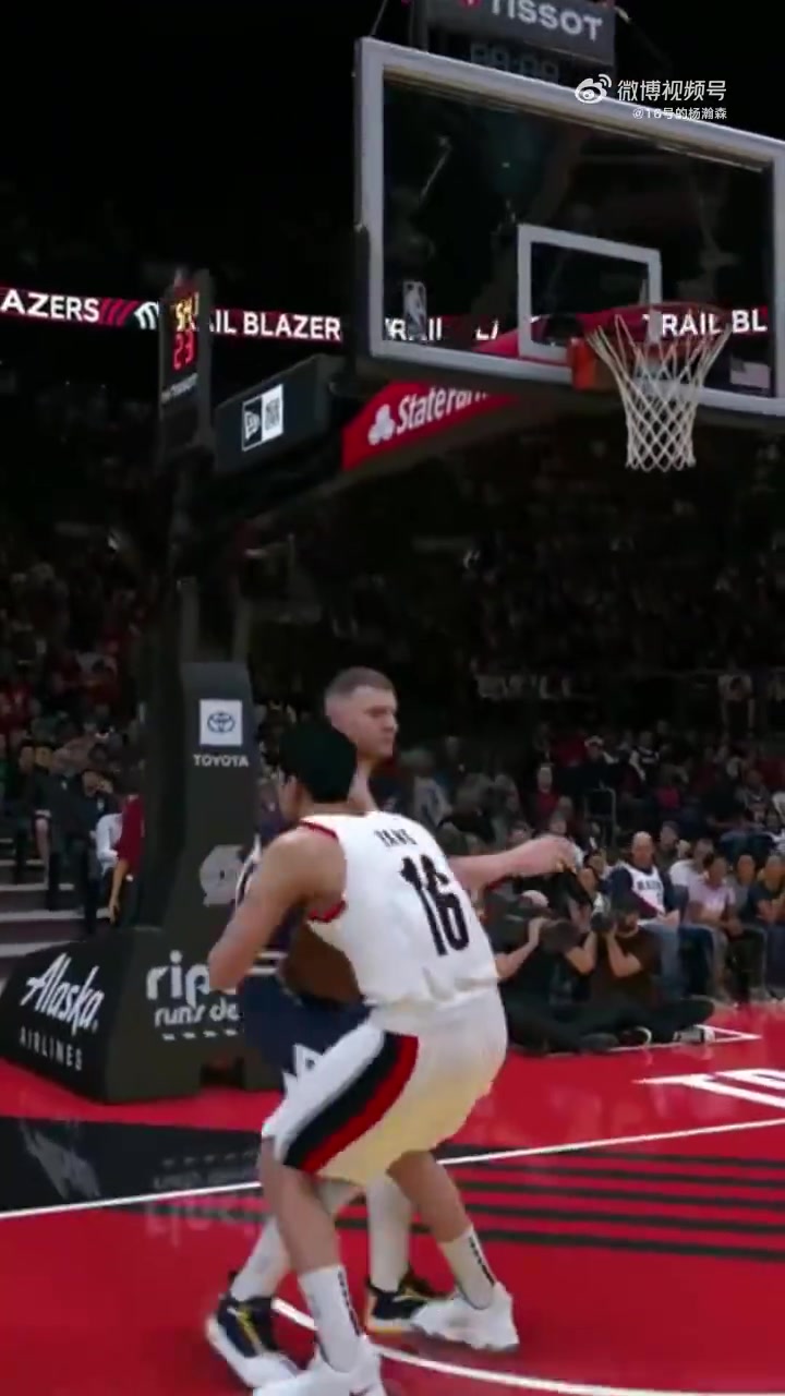 看著太爽了網(wǎng)友在2K里操作楊瀚森打爆約基奇各種大帽暴扣