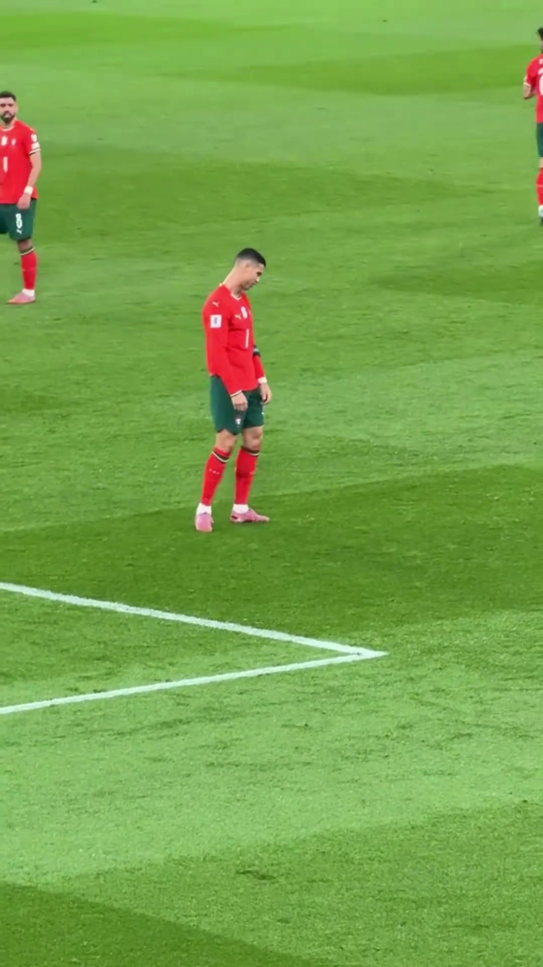 C羅情緒低落自言自語B費(fèi)看見后趕緊上前擊掌鼓勁