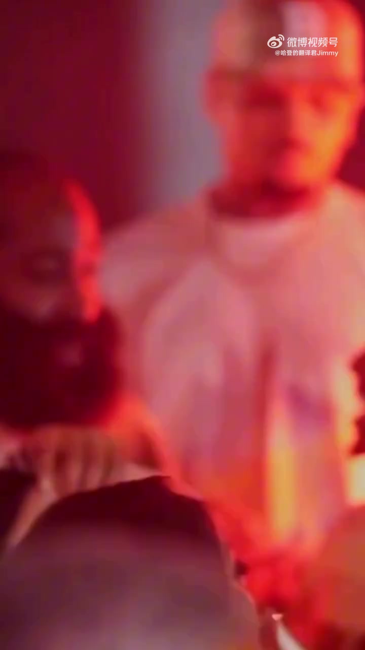 哈登昨晚和說(shuō)唱歌手參加Breezy Bowl的聚會(huì)